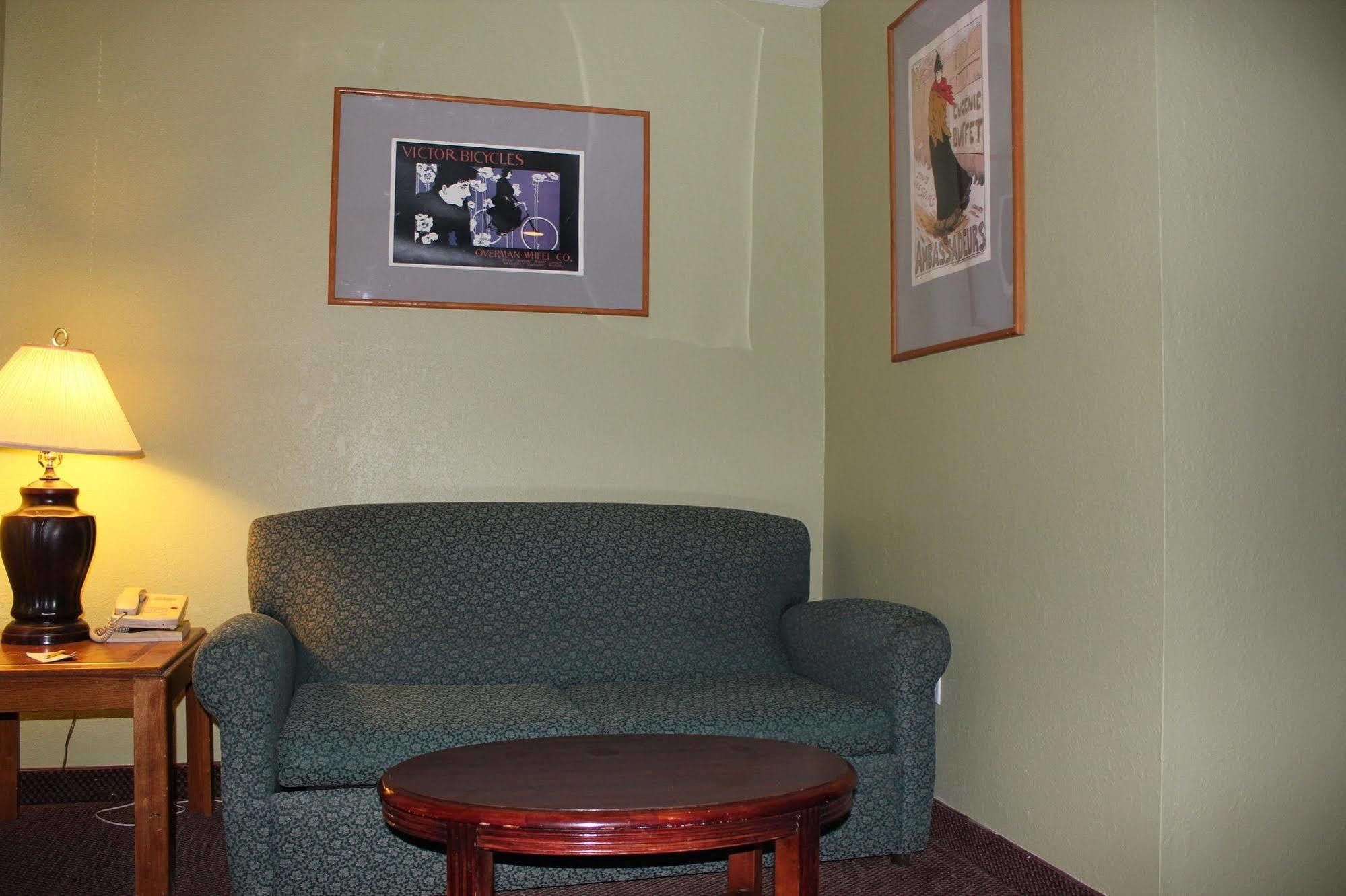 تاهليكوا Oak Hill Inn And Suites المظهر الخارجي الصورة