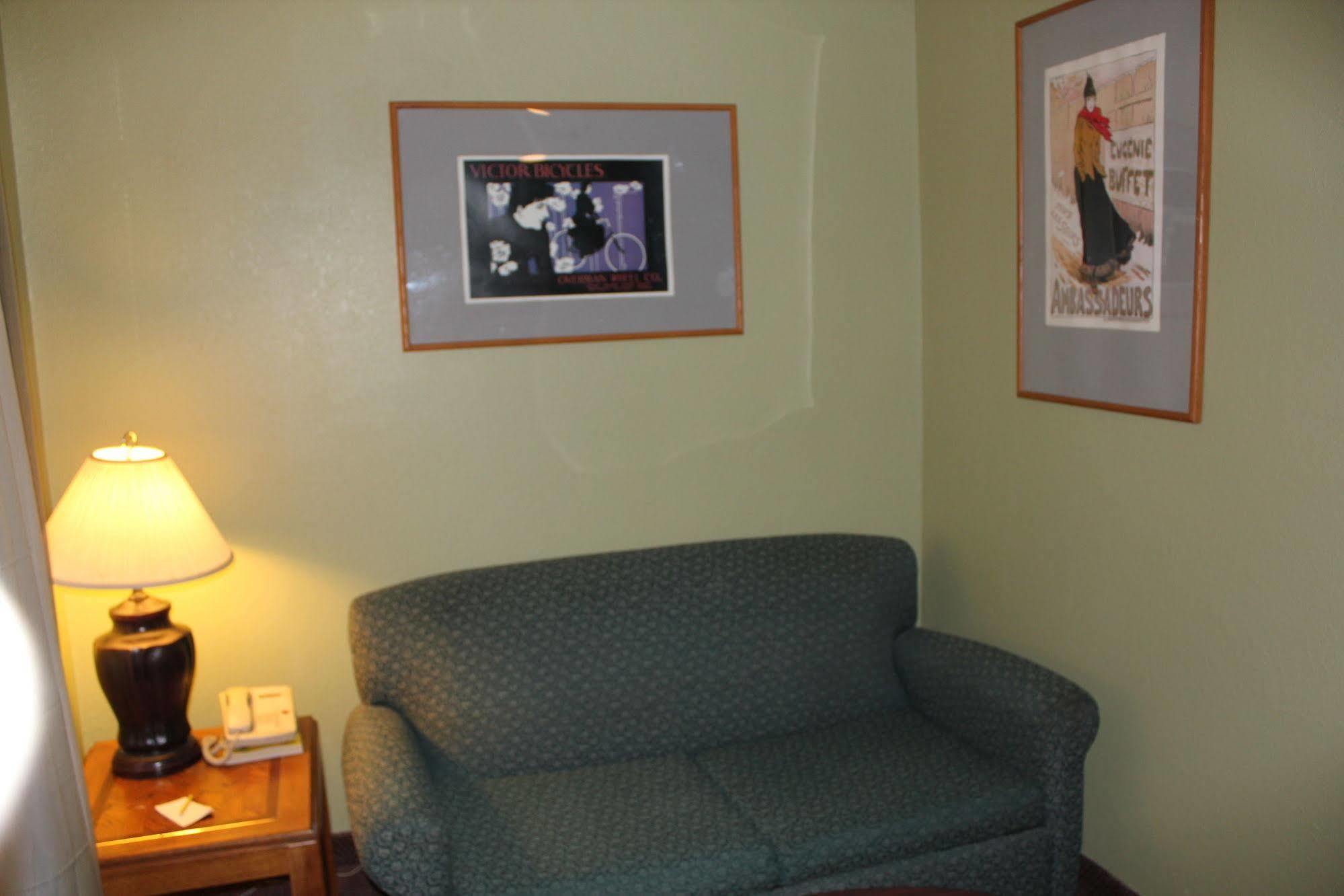 تاهليكوا Oak Hill Inn And Suites المظهر الخارجي الصورة